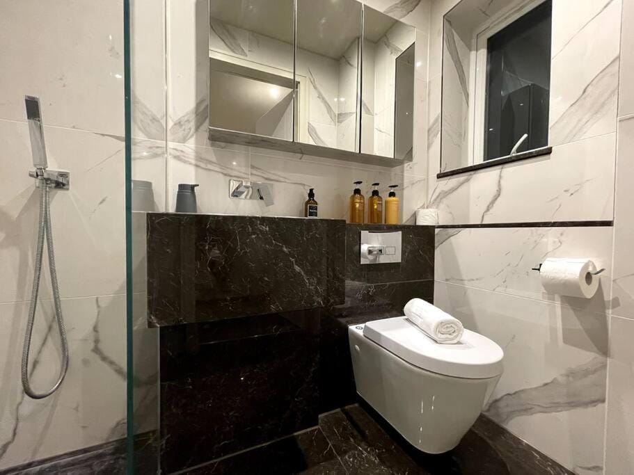 2BR Urban Vista Retreat CHCL F7 Apartment in Ilford