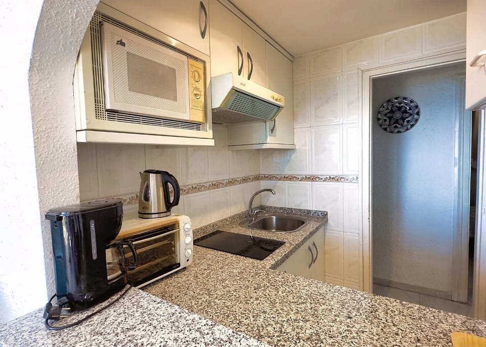 Kitchen or kitchenette, minibar, stove