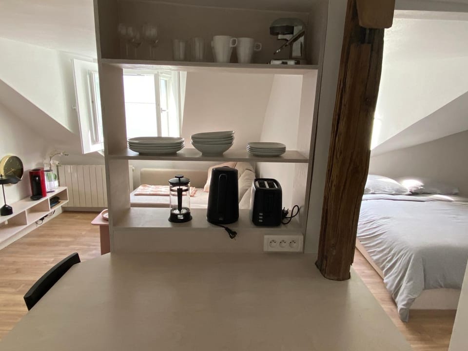 Bed, Coffee/tea facilities, Living room, Bedroom, hair dresser