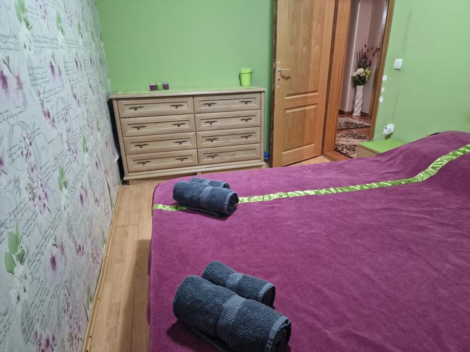 Bed, Photo of the whole room, Bedroom, towels