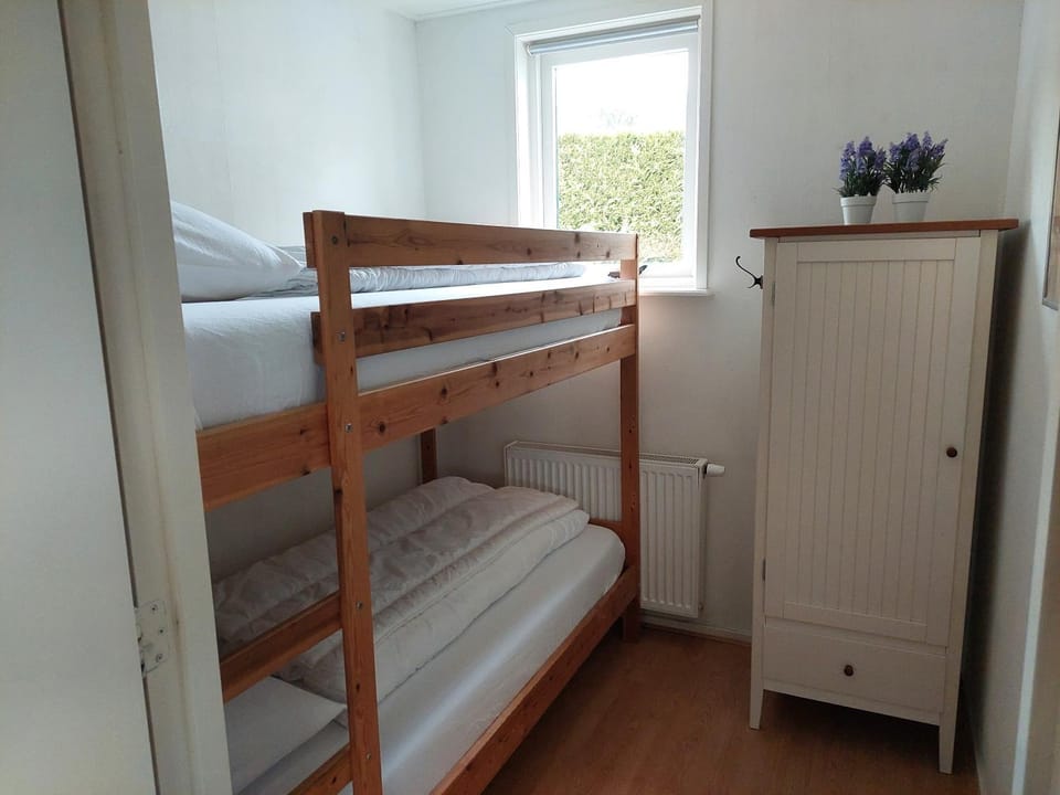 Bedroom, bunk bed