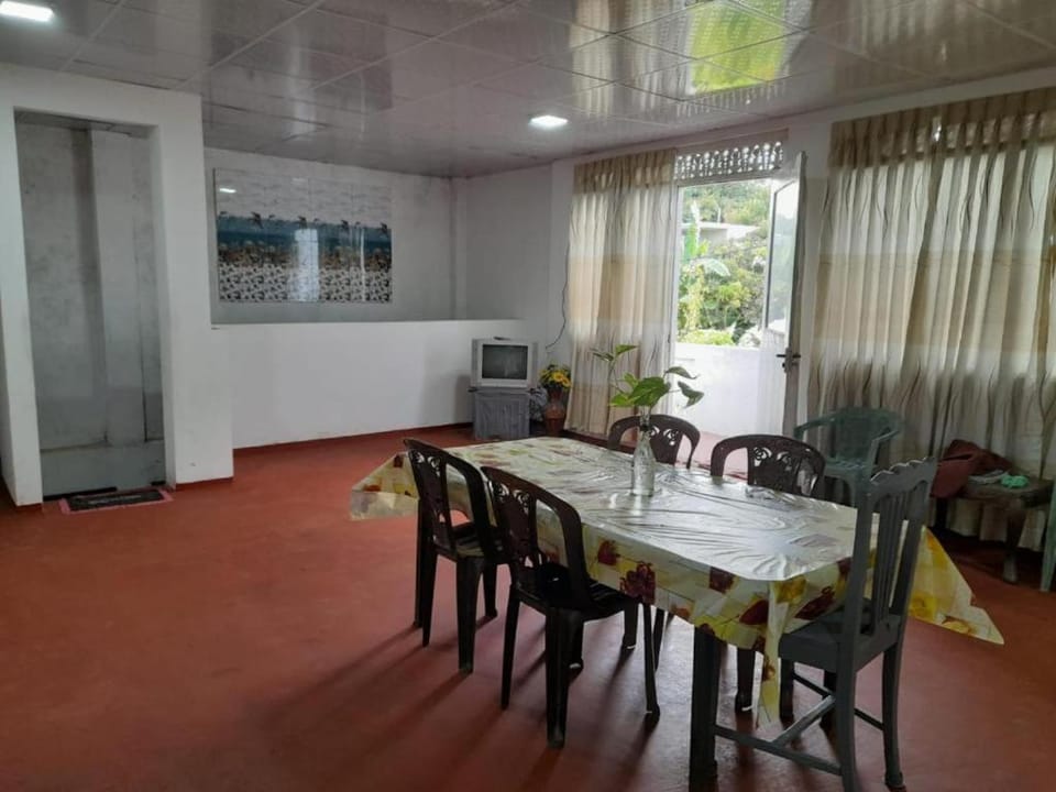 Seating area, Dining area
