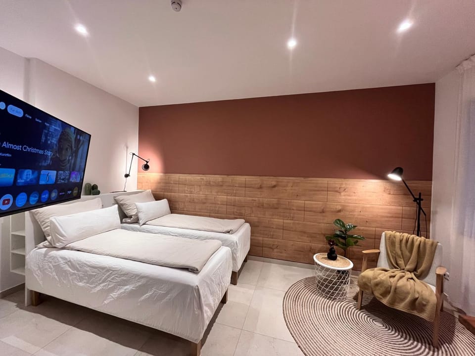 Bed, TV and multimedia, Photo of the whole room, Decorative detail, Seating area, Dining area, heating, internet, wardrobe, kitchen