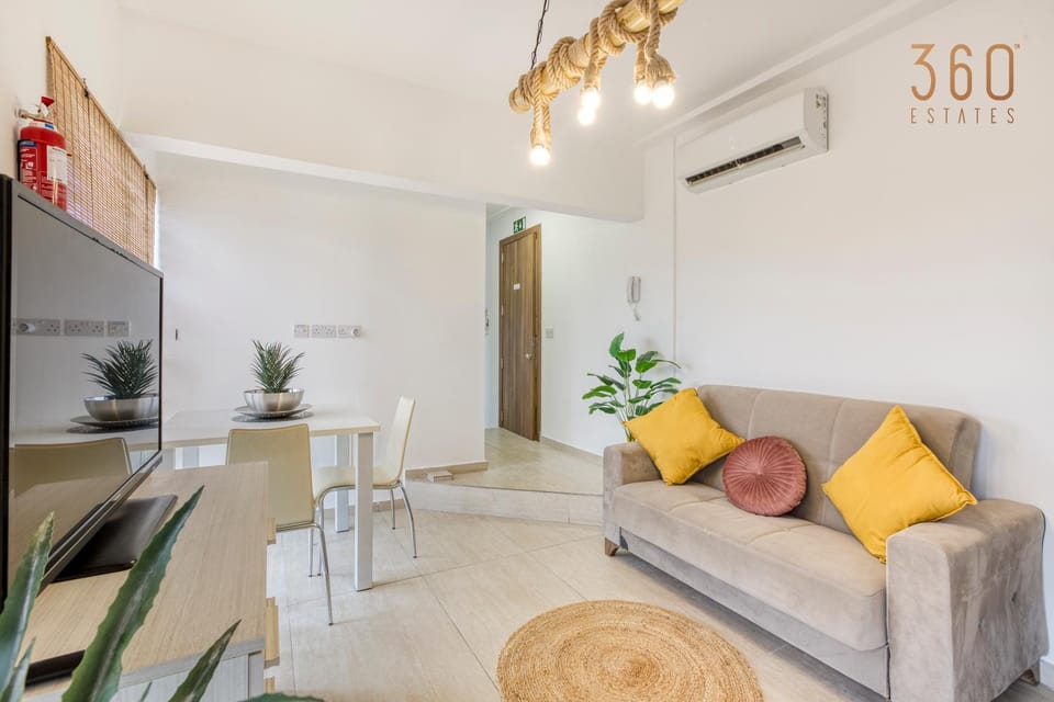TV and multimedia, Seating area, air conditioner