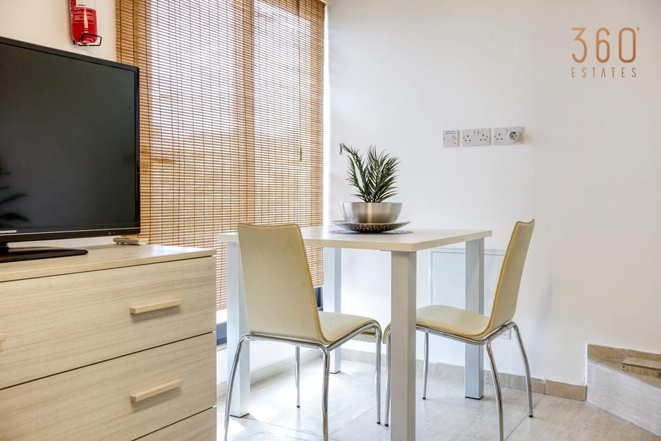 Communal lounge/ TV room, TV and multimedia, Living room, Seating area, Dining area, Evening entertainment