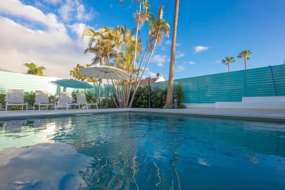 Day, Swimming pool, sunbed