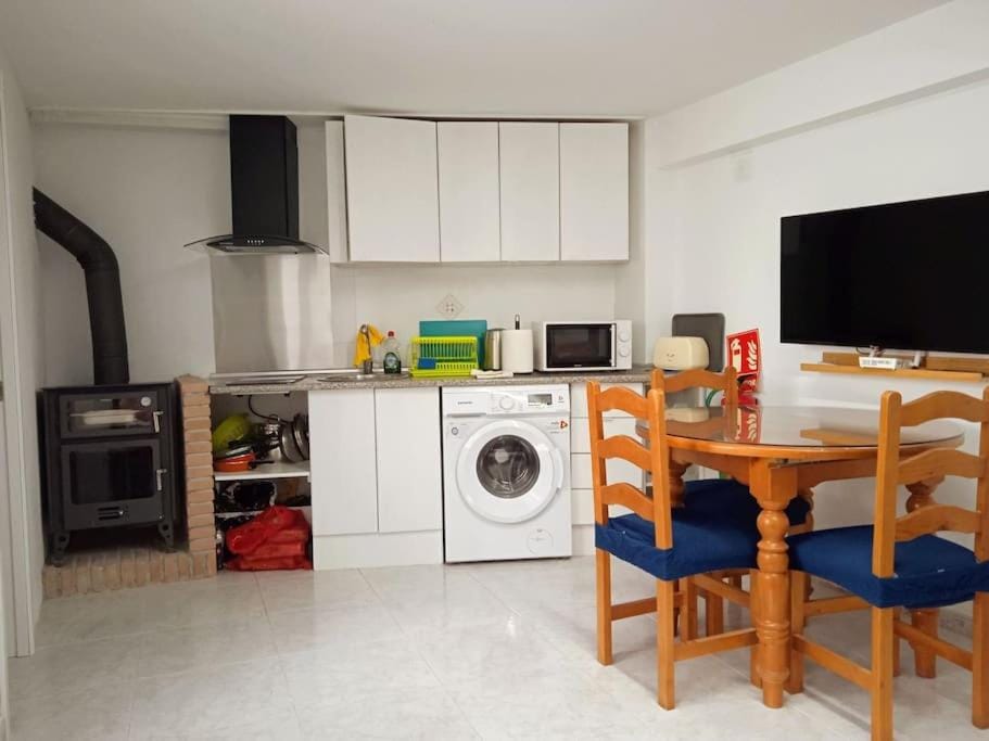 Communal lounge/ TV room, Kitchen or kitchenette, Living room, Dining area, minibar, stove, toaster, washing machine