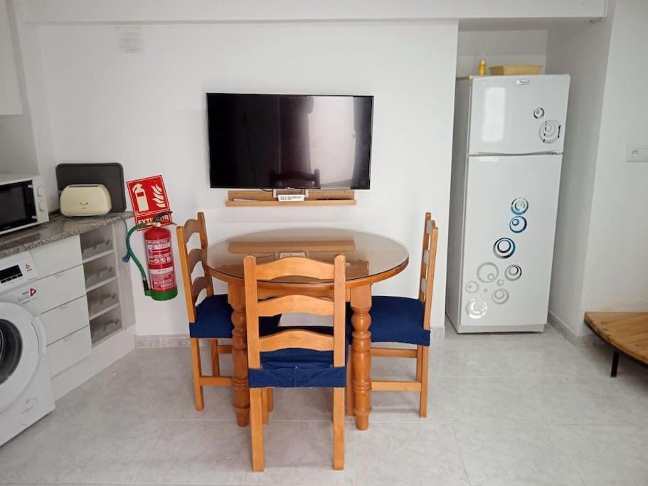 Communal lounge/ TV room, Kitchen or kitchenette, Living room, Seating area, Dining area, minibar, stove