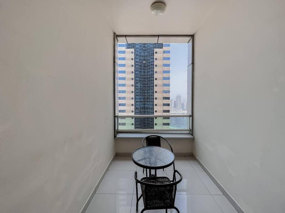 StoneTree - Modern 1 BR Apartment Near The Beach Apartment in Dubai