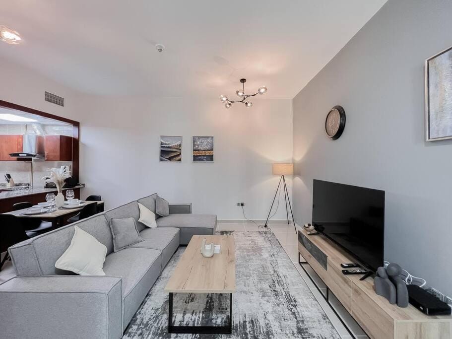 StoneTree - Modern 1 BR Apartment Near The Beach Apartment in Dubai