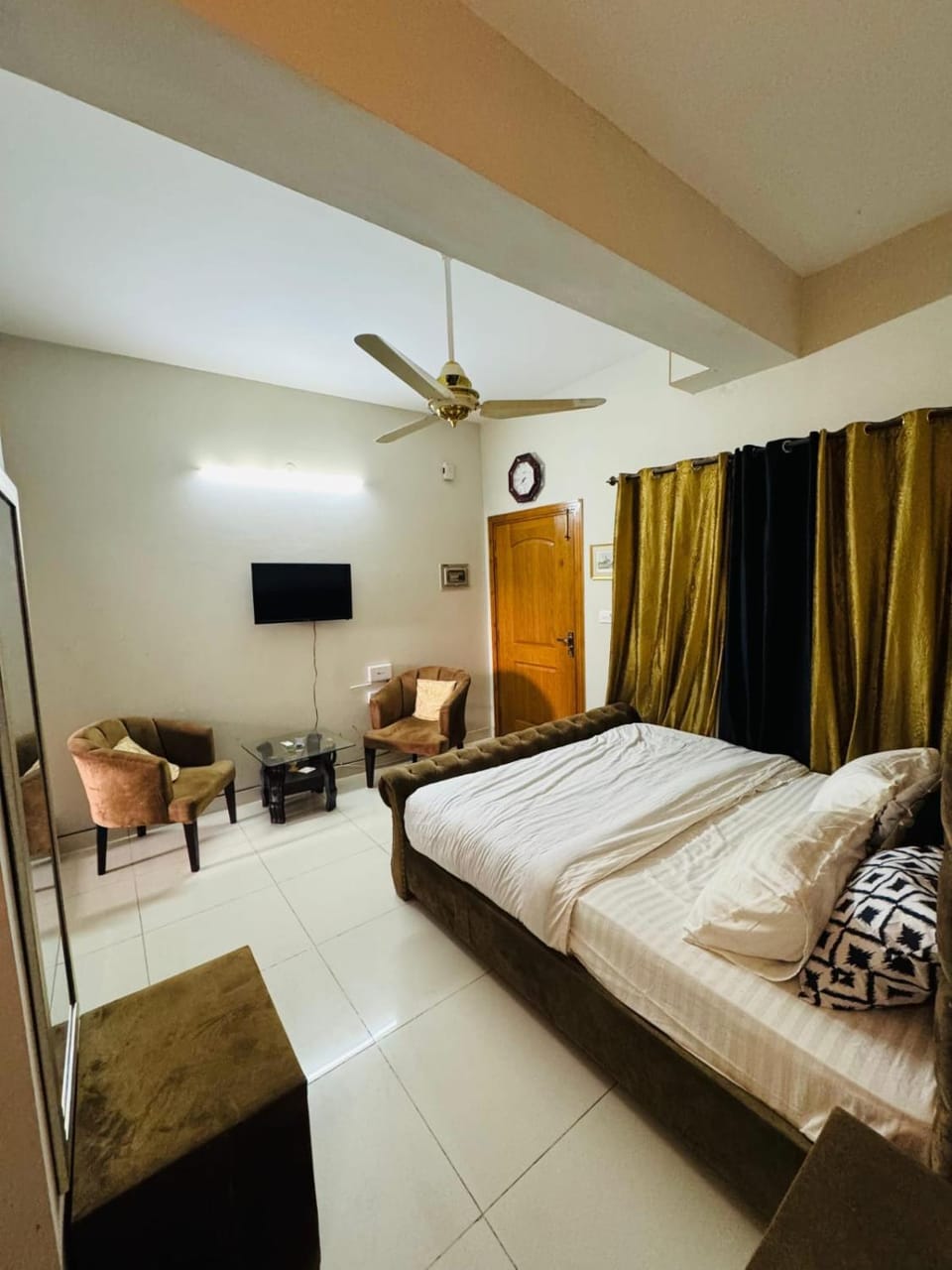 Bed, Seating area, Bedroom