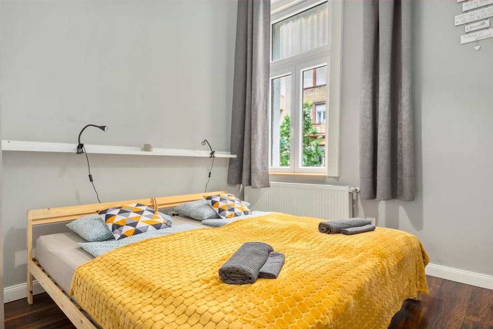 Bed, Bedroom, towels