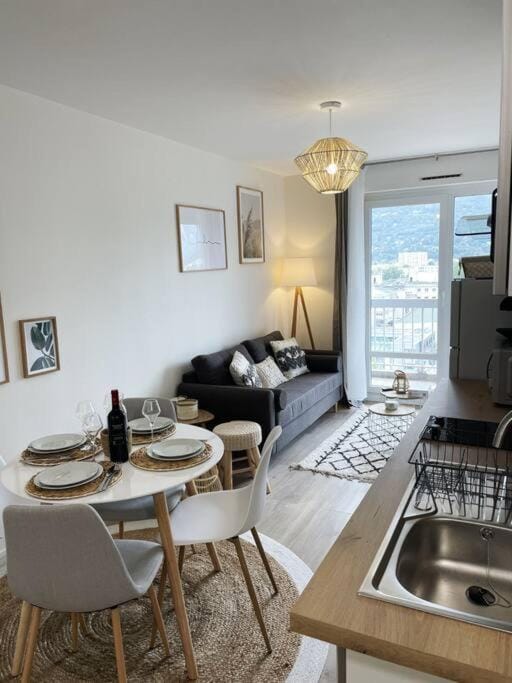 Superbe: parking gratuit + wifi puissant + balcon Apartment in Grenoble