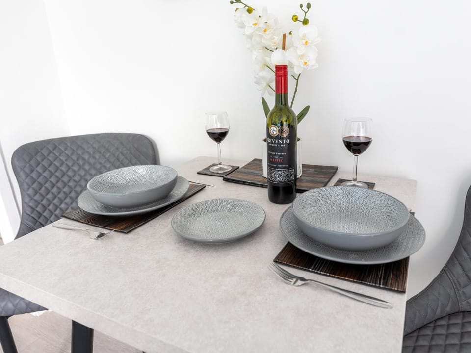 Seating area, Dining area, Drinks