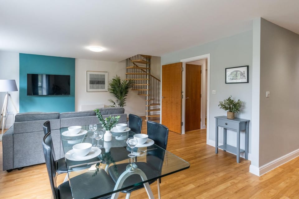 TV and multimedia, Living room, Seating area, Dining area