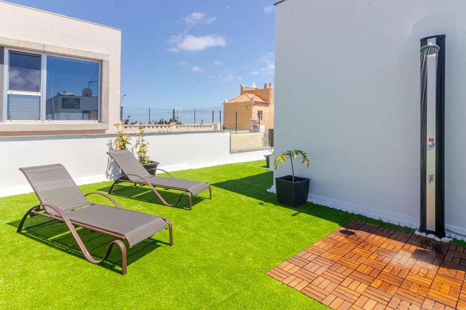 Shower, Day, Garden, Solarium, Balcony/Terrace, sunbed