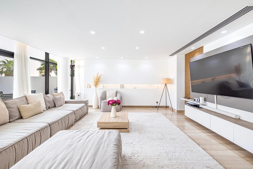 Communal lounge/ TV room, Bed, TV and multimedia, Living room, Seating area