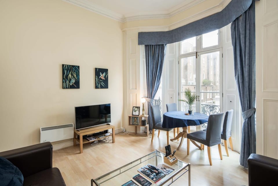 Cosy High-ceiling Victorian flat with balcony - 2mins to Hyde Park, Kensington Palace, NottingHill, High Street Kensington,2BR 2Baths Apartment in City of Westminster
