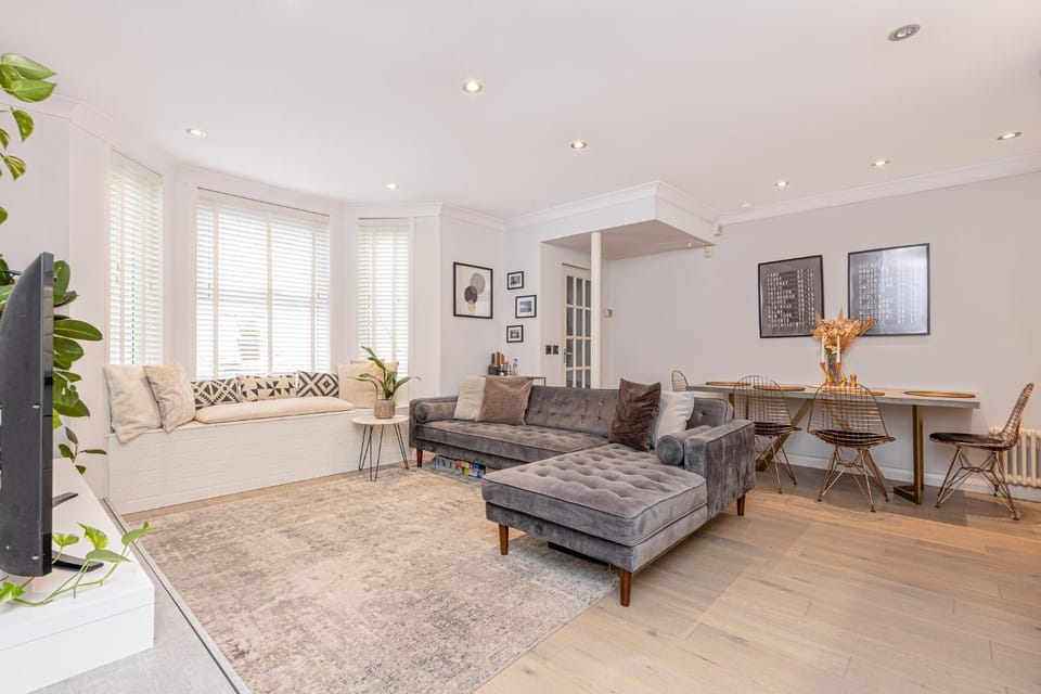 TV and multimedia, Kitchen or kitchenette, Living room, Seating area, Dining area