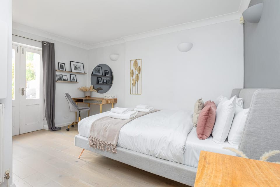 Bed, Photo of the whole room, Seating area, Bedroom