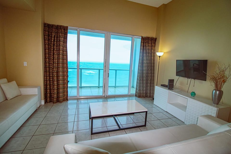 Castle Ph2 Balcony Oceanfront Condo, Beach Access, Pool, Tennis, Free Parking House in Miami Beach