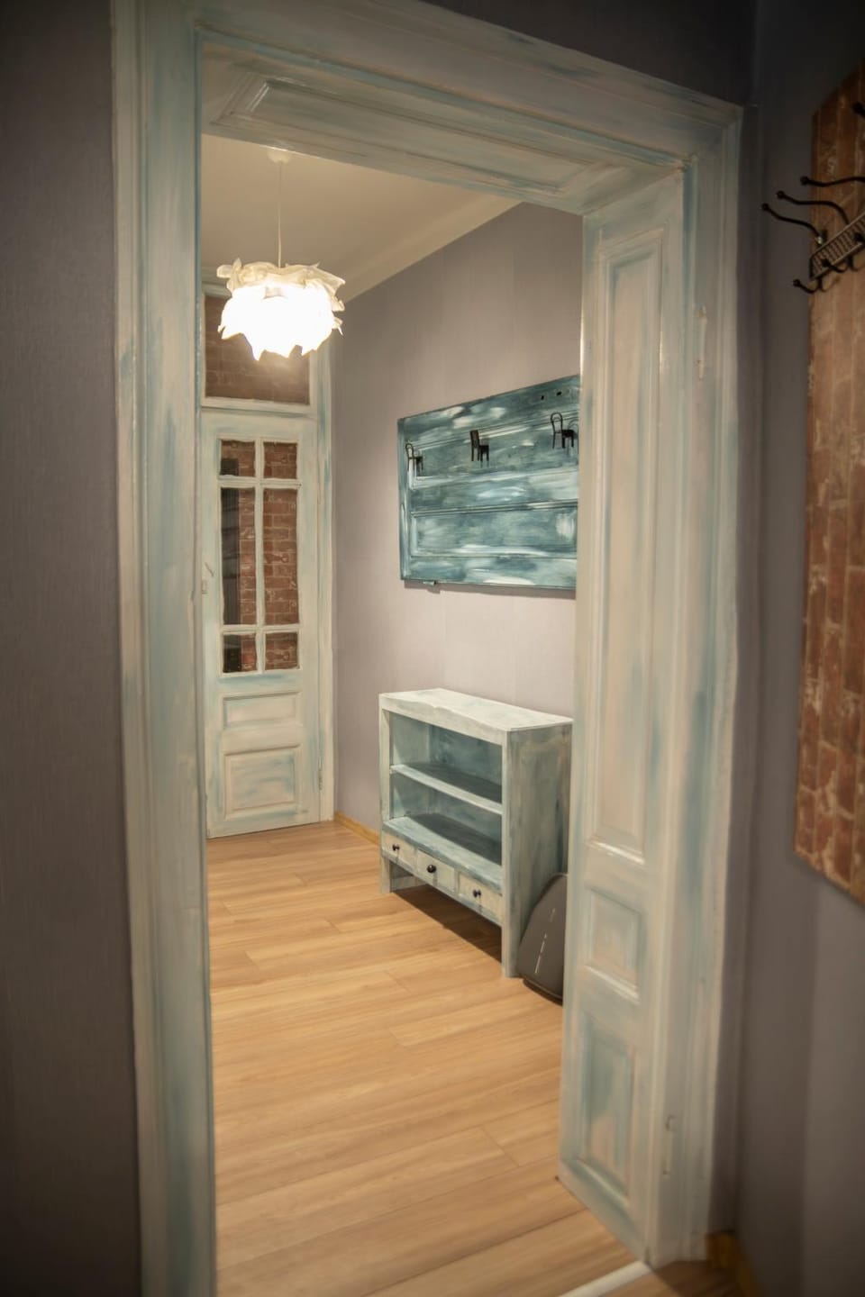 Photo of the whole room, Decorative detail