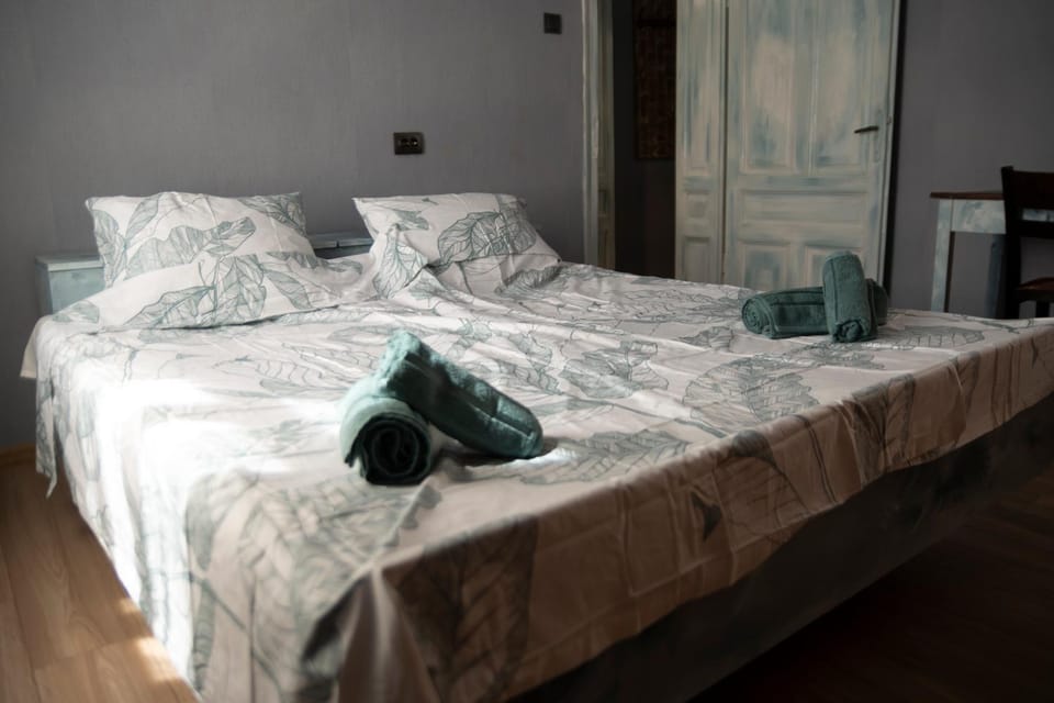 Bed, Bedroom, towels