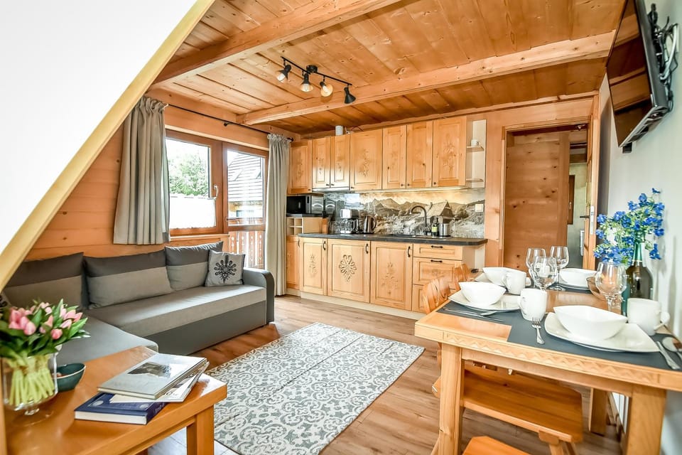 TV and multimedia, Coffee/tea facilities, Kitchen or kitchenette, Living room, Dining area