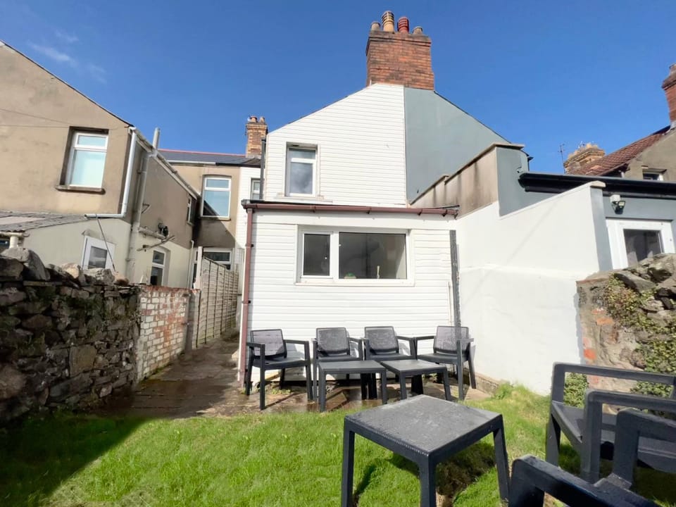 Property building, Patio, Day, Garden, Seating area