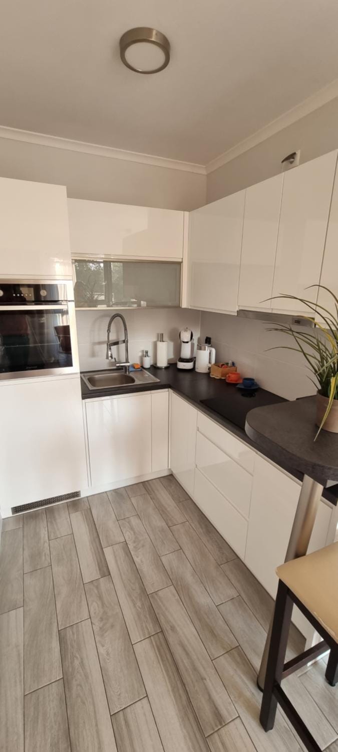 Kitchen or kitchenette, dishwasher, microwave, minibar, stove