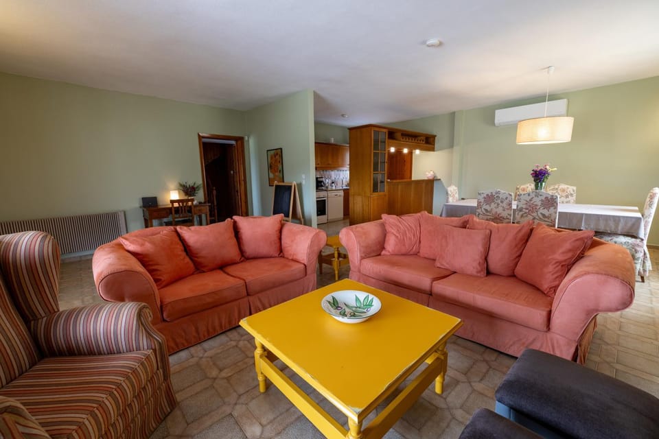 Living room, Seating area, Dining area, kitchen