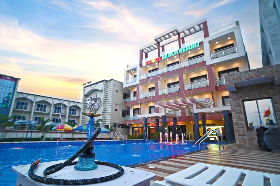 Property building, Communal lounge/ TV room, Day, Evening entertainment, Pool view, Swimming pool, Location