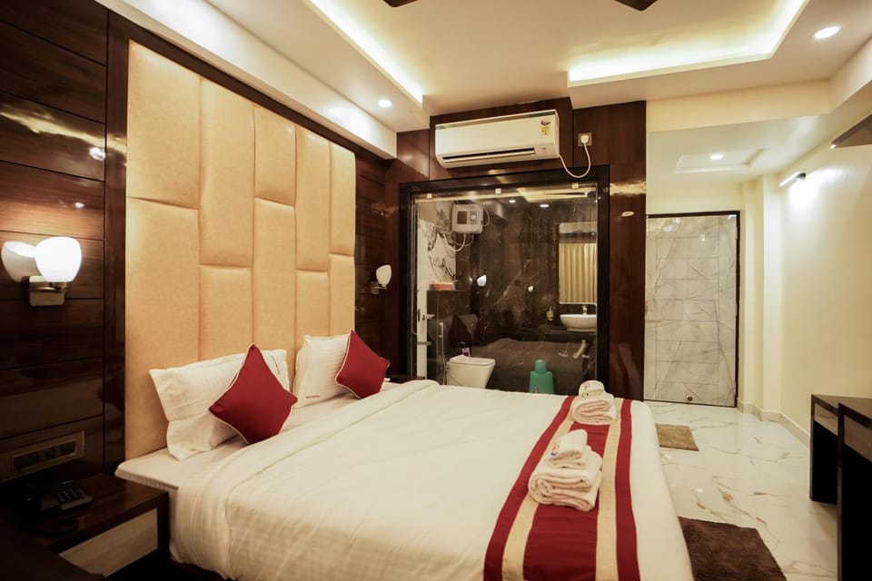 Bed, Living room, Photo of the whole room, Seating area, Bedroom, wardrobe, air conditioner