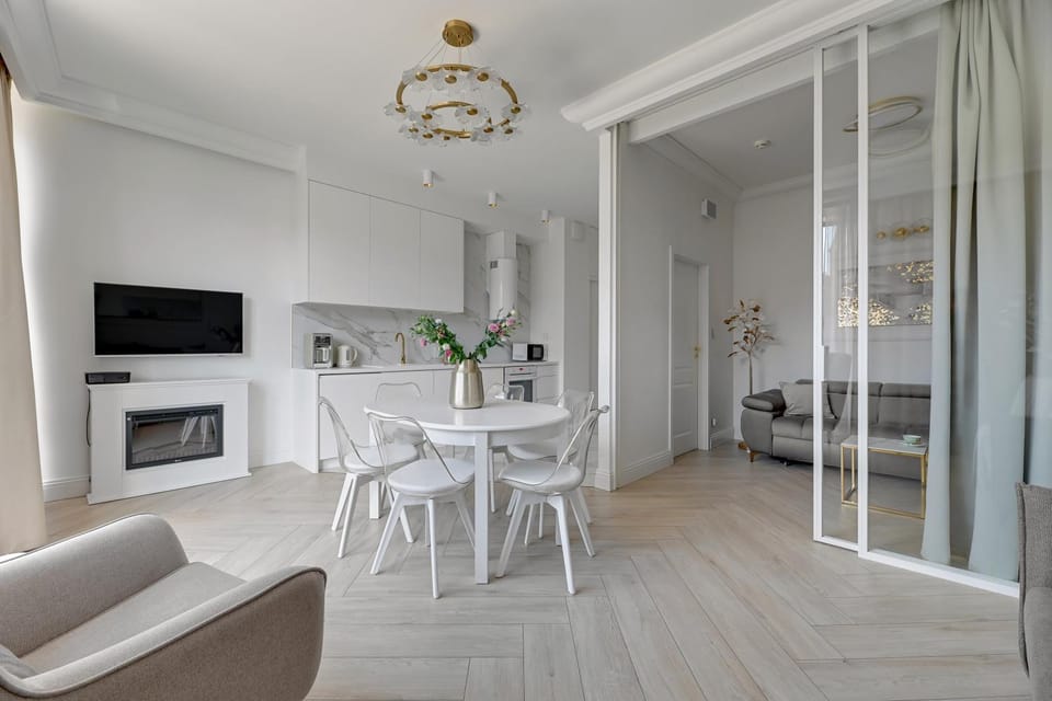 TV and multimedia, Kitchen or kitchenette, Living room, Seating area, Dining area