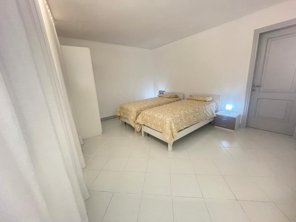 Bed, People, Photo of the whole room, Bedroom, children, young children, older children