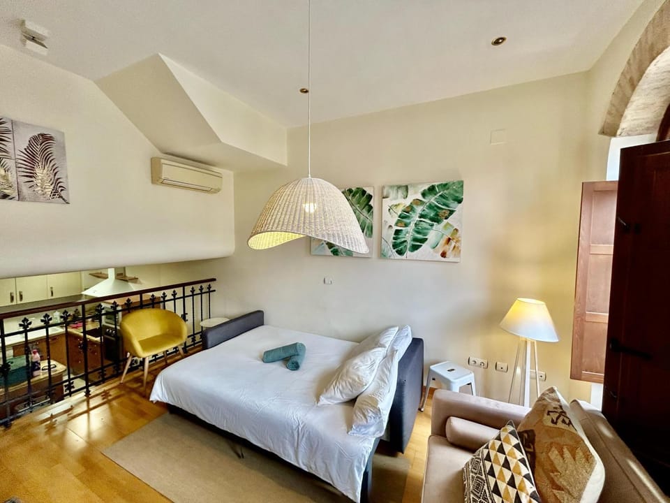 Bed, Living room, Photo of the whole room, Seating area, Bedroom, air conditioner