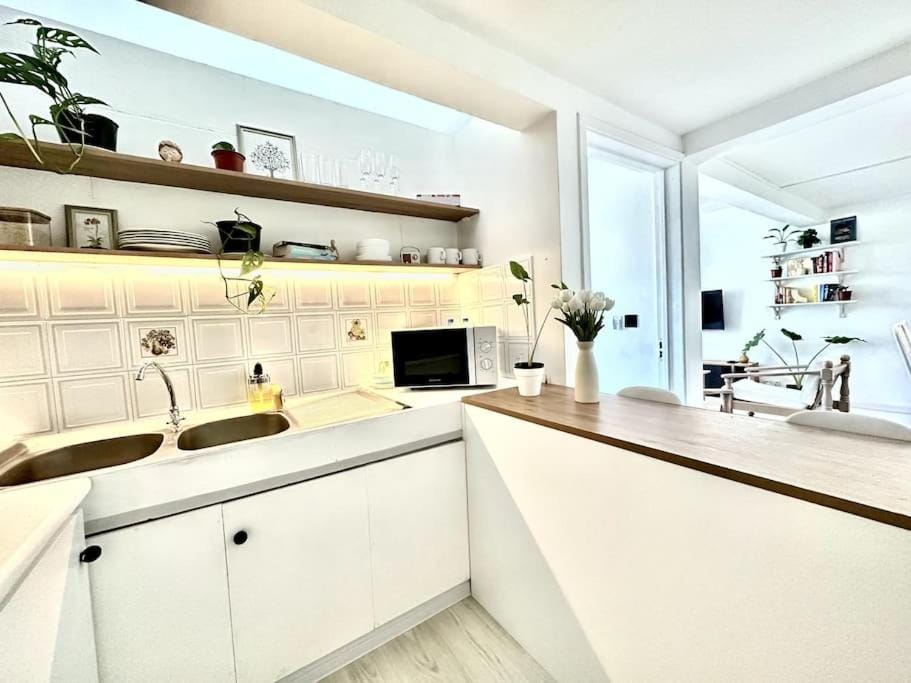 Kitchen or kitchenette, minibar