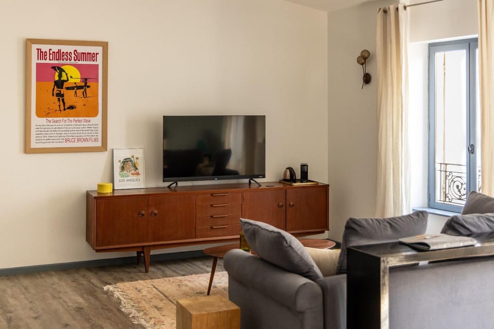 TV and multimedia, Living room, Decorative detail, Seating area