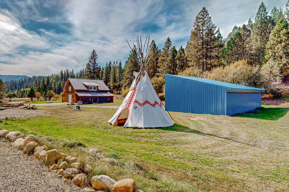 Rustic Cabin w/ Decks & Hot Tub in Garden Valley! Cabin in Salmon River