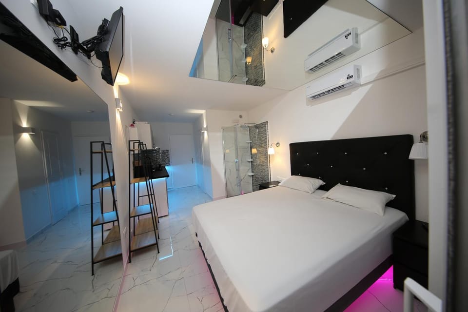 Bed, Photo of the whole room, Bedroom, air conditioner