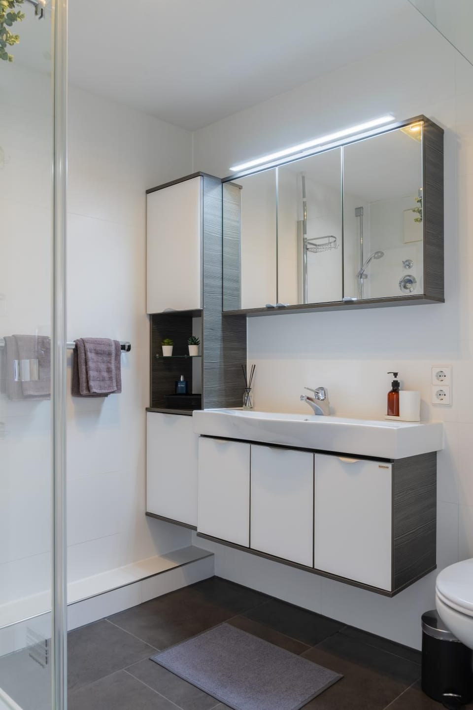 Toilet, Bathroom, towels