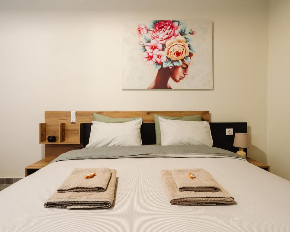 Bed, Bedroom, towels