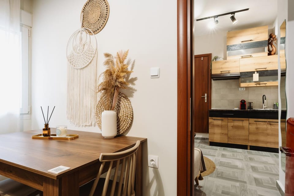 Dining area, kitchen