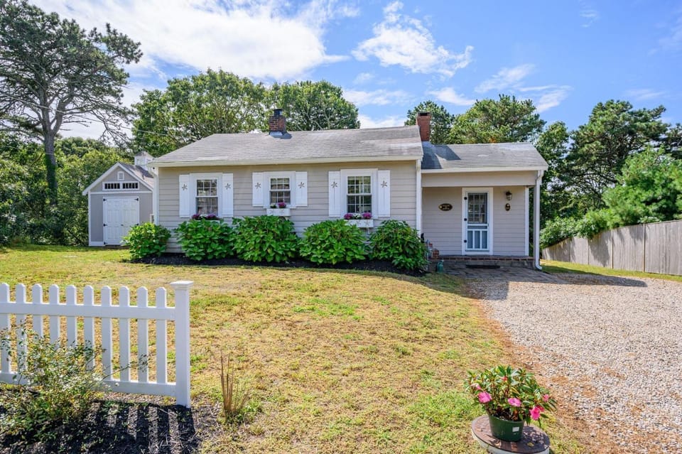 Sarah-N-Dipity: Cozy Cottage Near Ridgevale Beach House in South Chatham