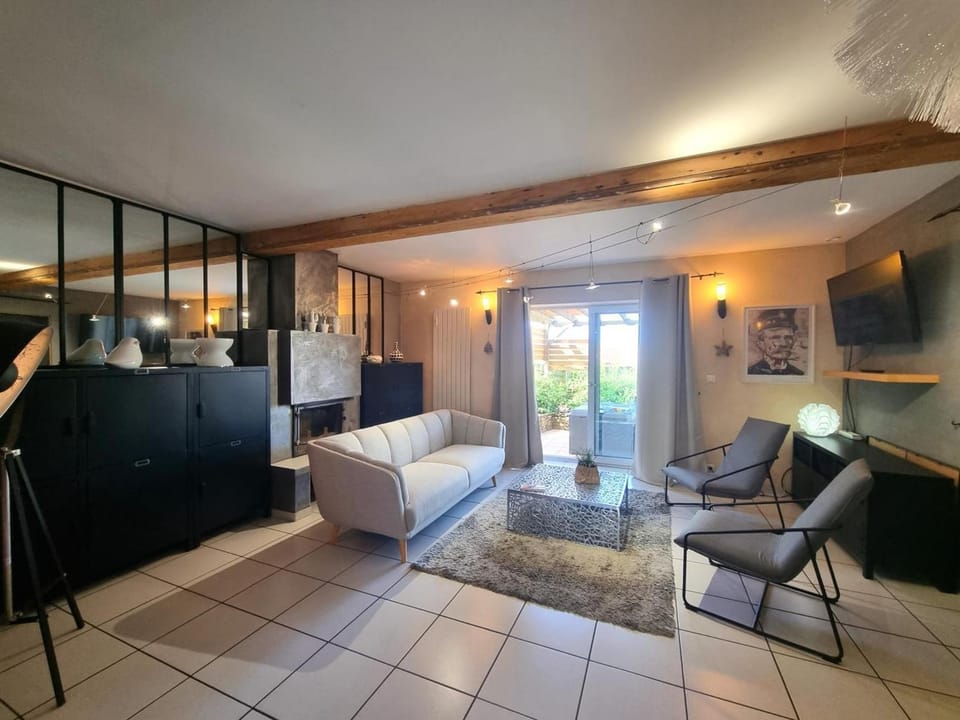 Gîte campagnard avec animaux acceptés, terrasse privée - FR-1-496-299 House in Auvergne-Rhône-Alpes