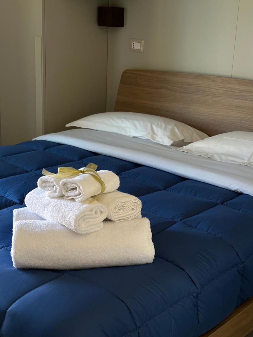 Bed, towels