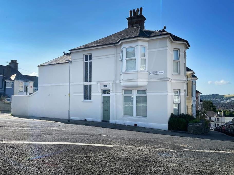 Property building, Day, Neighbourhood, Natural landscape, Street view