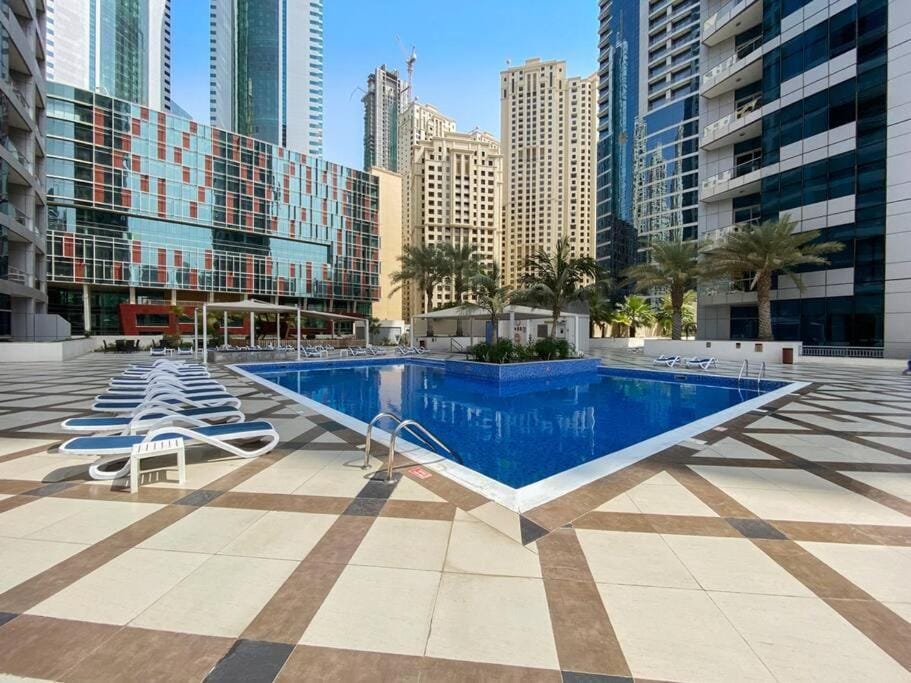 StoneTree - Furnished 1 BR in Bay Central Apartment in Dubai
