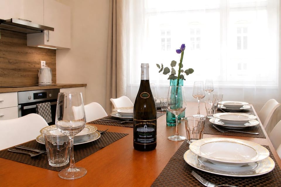 Kitchen or kitchenette, Food and drinks, Dining area