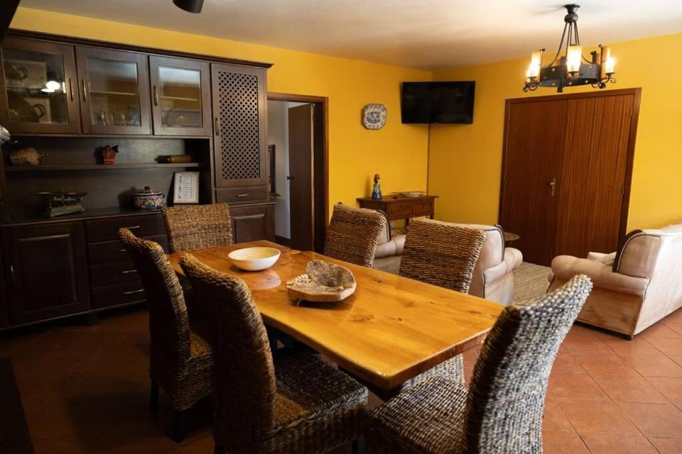 TV and multimedia, Kitchen or kitchenette, Living room, Seating area, Dining area